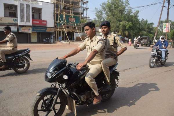 डीजीपी साहब! आप की पुलिस खुद नहीं लगाती हेलमेट, ट्रिपल राइडिंग की देखिए अनचाही तस्वीर