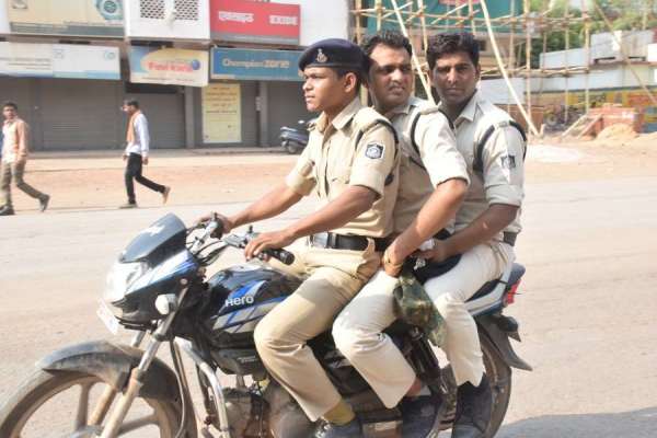 डीजीपी साहब! आप की पुलिस खुद नहीं लगाती हेलमेट, ट्रिपल राइडिंग की देखिए अनचाही तस्वीर