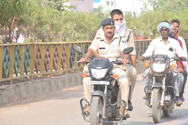 डीजीपी साहब! आप की पुलिस खुद नहीं लगाती हेलमेट, ट्रिपल राइडिंग की देखिए अनचाही तस्वीर