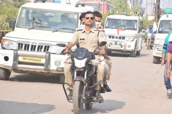 डीजीपी साहब! आप की पुलिस खुद नहीं लगाती हेलमेट, ट्रिपल राइडिंग की देखिए अनचाही तस्वीर