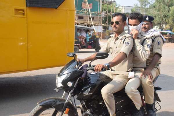 डीजीपी साहब! आप की पुलिस खुद नहीं लगाती हेलमेट, ट्रिपल राइडिंग की देखिए अनचाही तस्वीर