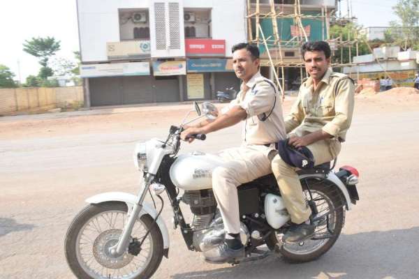 डीजीपी साहब! आप की पुलिस खुद नहीं लगाती हेलमेट, ट्रिपल राइडिंग की देखिए अनचाही तस्वीर