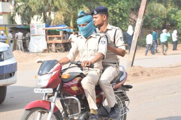डीजीपी साहब! आप की पुलिस खुद नहीं लगाती हेलमेट, ट्रिपल राइडिंग की देखिए अनचाही तस्वीर