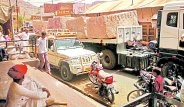 अनहोनी के डर के बीच यातायात जाम की समस्या, कब होगा समाधान