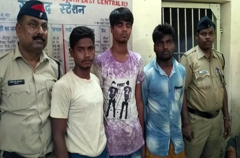 मुखबिर की सूचना पर रेलवे यार्ड से 3 पकड़ाए