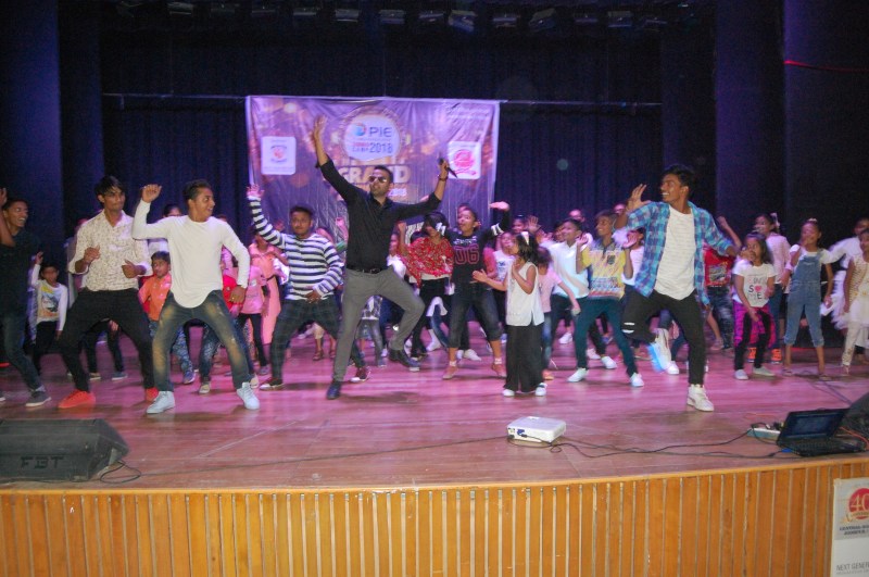 गीतों की सरगम संग छाई मस्ती