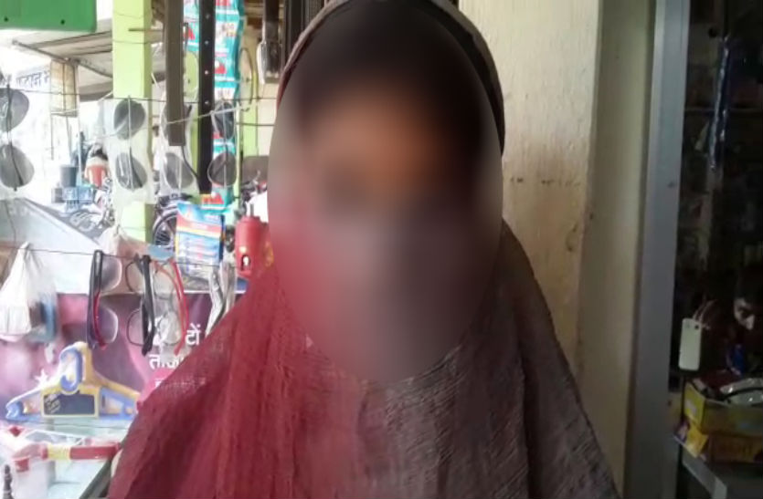 छोटी बहन के साथ गंगा नहाने गई किशोरी के साथ पड़ोसी ने किया…