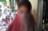 छोटी बहन के साथ गंगा नहाने गई किशोरी के साथ पड़ोसी ने किया...