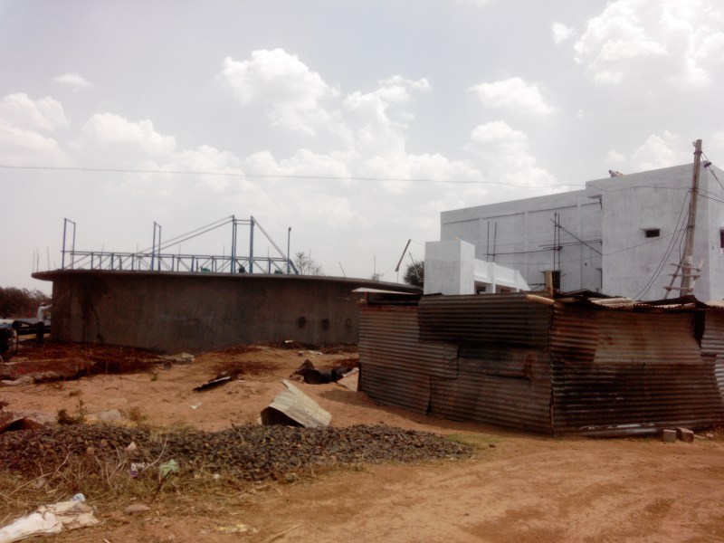 The work of laying pipeline stuck in the drain construction, the water