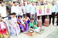 बीच सड़क पर लकड़ी के चूल्हे से रोटी पकाकर कांग्रेस ने महंगाई के प्रति जताई नाराजगी