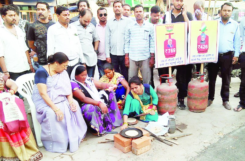 बीच सड़क पर लकड़ी के चूल्हे से रोटी पकाकर कांग्रेस ने महंगाई के प्रति जताई नाराजगी