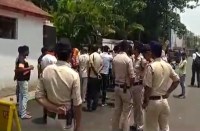 बाइक चालक के गड्ढे में गिरने से मौत, आक्रोशित लोगों ने शव के साथ एसपी आवास को घेरा