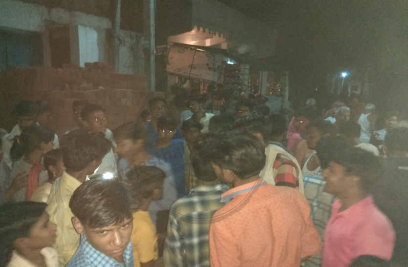 The villagers beat up the thief in bhilwara