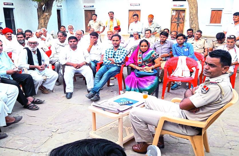 समस्याओं को सुनते थाना अधिकारी।
