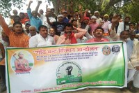 गांव बंद आंदोलन के समर्थन में वाराणसी के किसान