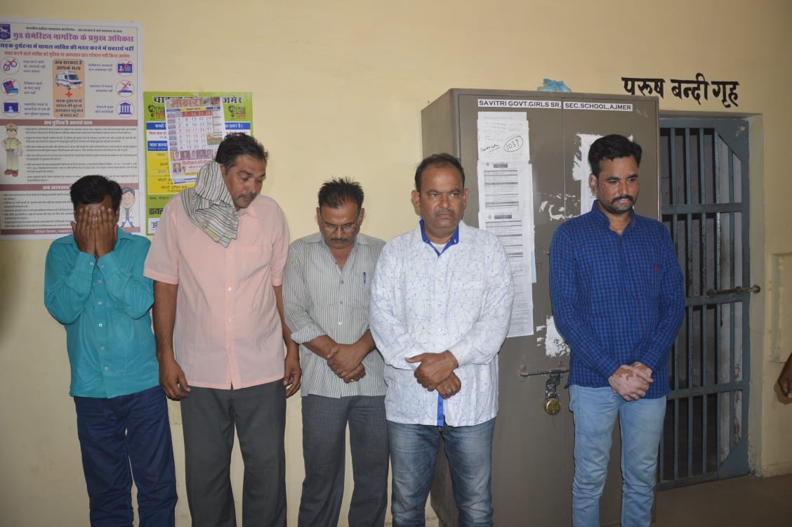 police took three people remand who was selling ivory statue
