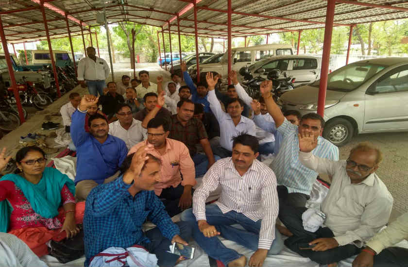 तीन सूत्रीय मांगों को लेकर सामूहिक उपवास पर ग्राम पंचायत व ग्राम विकास अधिकारी