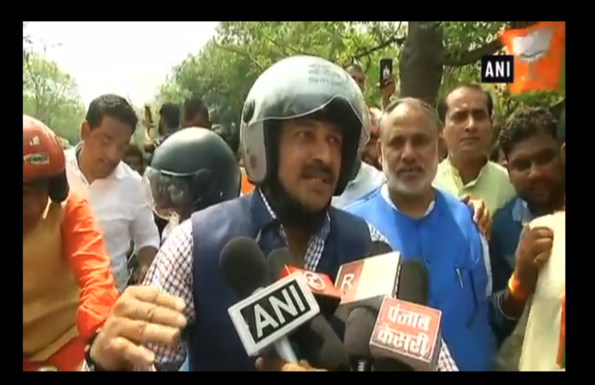 VIDEO: मोदी सरकार के चार साल होने पर भाजपा नेताओं ने निकाली बाइक रैली