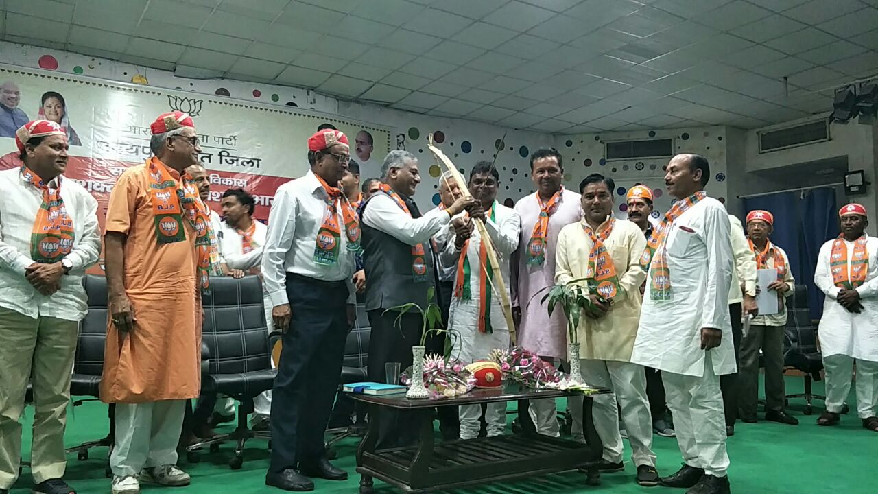VIDEO: गन चलाने वाले पूर्व सेनाध्यक्ष वीके सिंह के हाथों में उदयपुर में ये शस्त्र, दिखे कुछ इस अंदाज में, देखें वीडियो