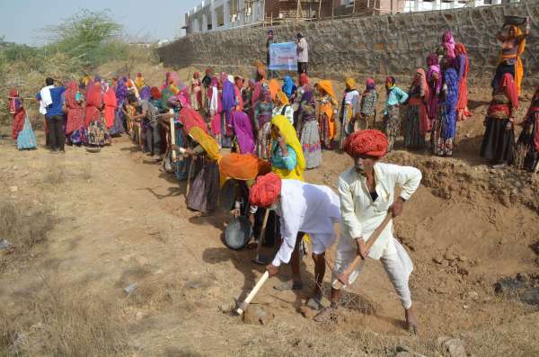 people participate in amratam jalam campaign