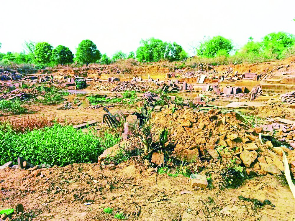 illegal mining flagstone in Satna Parasmaniya pathar