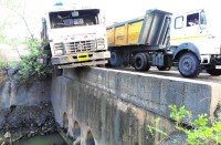 चालक को आई झपकी, पुल की रेलिंग में अटकी चालक-परिचालक की जान