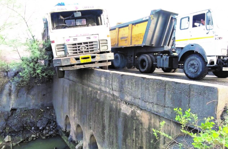 चालक को आई झपकी, पुल की रेलिंग में अटकी चालक-परिचालक की जान