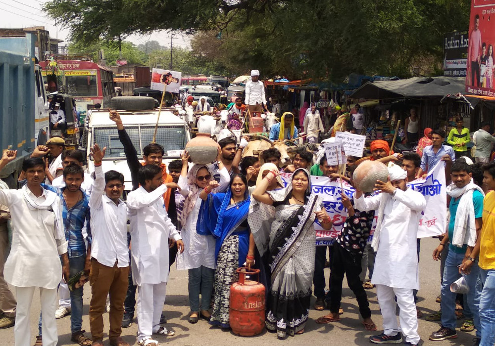 Protest against central and state government in Chitrakoot UP news