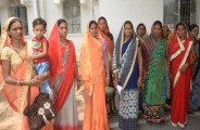 राशन दुकान संचालक पर ग्रामीणों ने राशन गबन का लगाया आरोप, आधे सामग्री ही लेकर वापस लौटते हैं हितग्राही
