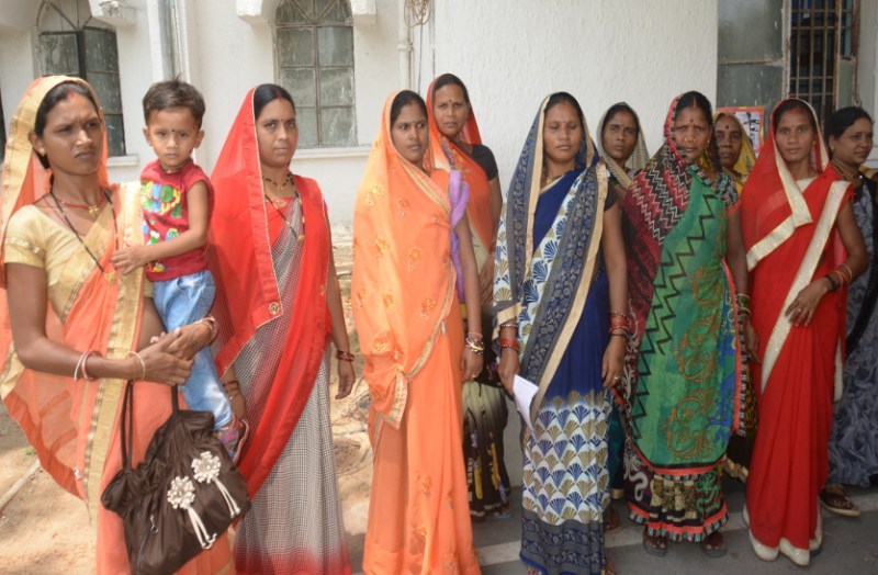 राशन दुकान संचालक पर ग्रामीणों ने राशन गबन का लगाया आरोप, आधे सामग्री ही लेकर वापस लौटते हैं हितग्राही