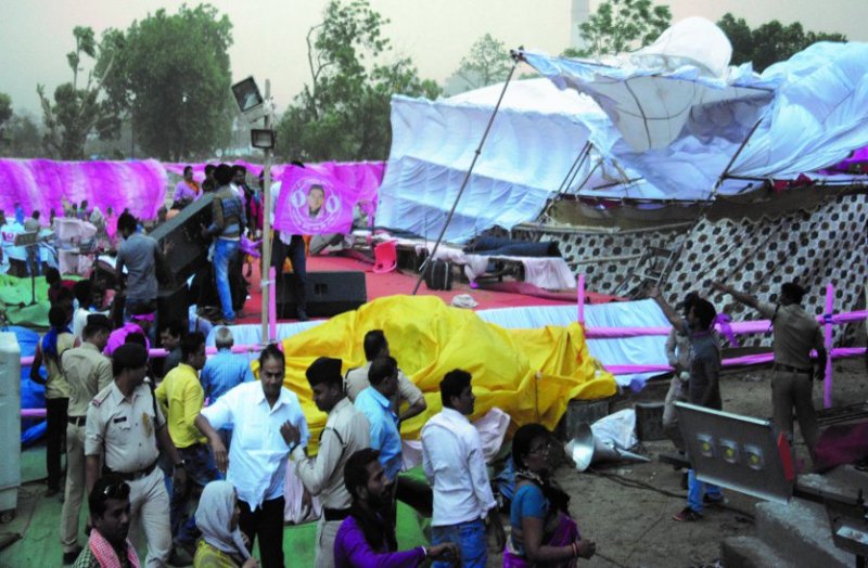 आंधी में उखड़ा सभा का टेंट, नौ लोग आए चपेट में, अस्पताल में हुए दाखिल