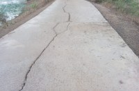 छह माह पहले बने सीसी रोड का उखडऩे लगा दम, शिकायत के बाद भी नहीं हो रही कार्रवाई