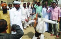 people burnt prime minister narendra modi statue