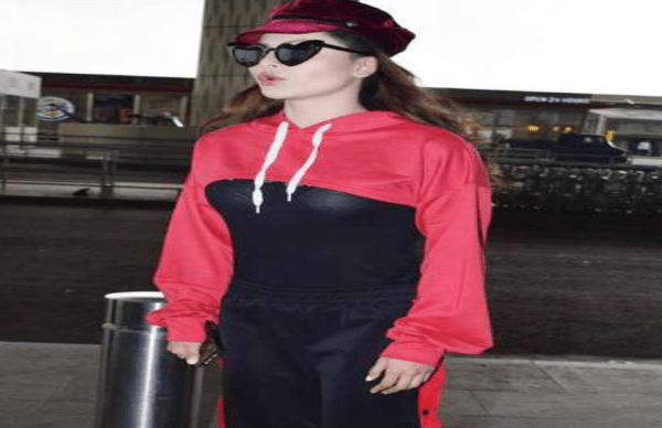 ट्रांसपेरेंट ड्रेस पहन एयरपोर्ट पहुंची उर्वशी रौतेला, हुआ कुछ ऐसा