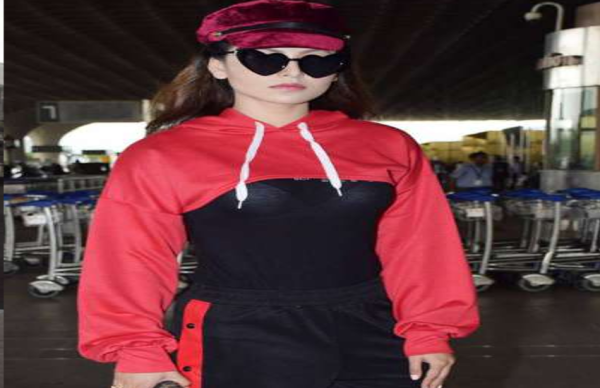 ट्रांसपेरेंट ड्रेस पहन एयरपोर्ट पहुंची उर्वशी रौतेला, हुआ कुछ ऐसा