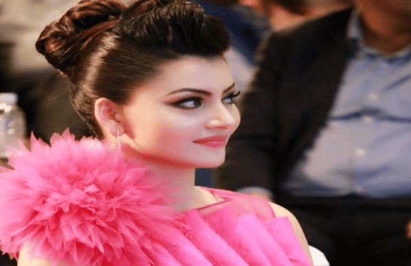 ट्रांसपेरेंट ड्रेस पहन एयरपोर्ट पहुंची उर्वशी रौतेला, हुआ कुछ ऐसा