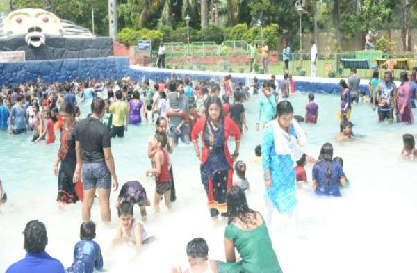 Photo Gallery : समुद्री लहर, फौवारे व फिसलपट्टी का बच्चों ने उठाया लुत्फ, रविवार को वेवपूल में ऐसी रही भीड़