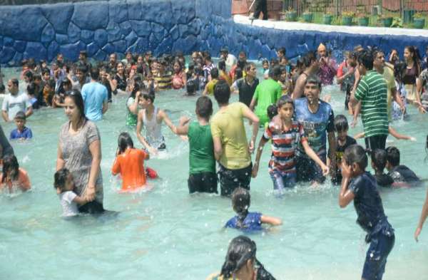 Photo Gallery : समुद्री लहर, फौवारे व फिसलपट्टी का बच्चों ने उठाया लुत्फ, रविवार को वेवपूल में ऐसी रही भीड़