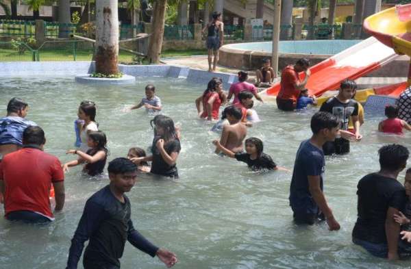 Photo Gallery : समुद्री लहर, फौवारे व फिसलपट्टी का बच्चों ने उठाया लुत्फ, रविवार को वेवपूल में ऐसी रही भीड़