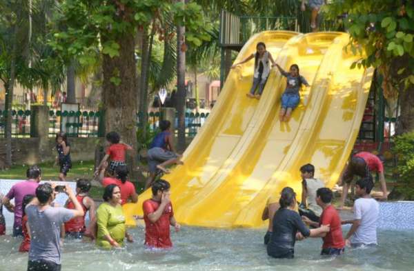 Photo Gallery : समुद्री लहर, फौवारे व फिसलपट्टी का बच्चों ने उठाया लुत्फ, रविवार को वेवपूल में ऐसी रही भीड़