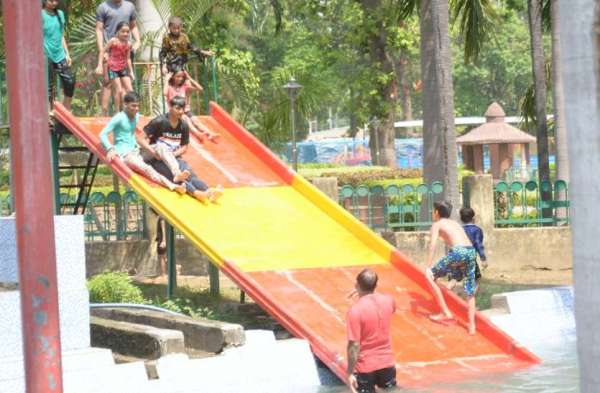 Photo Gallery : समुद्री लहर, फौवारे व फिसलपट्टी का बच्चों ने उठाया लुत्फ, रविवार को वेवपूल में ऐसी रही भीड़