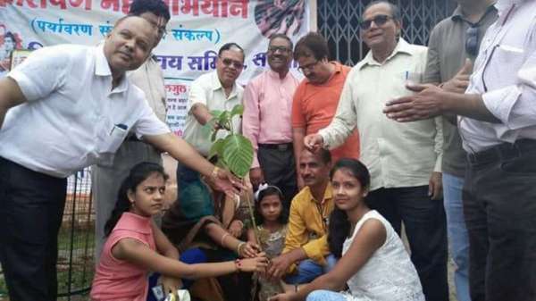 पौधे लगाकर संरक्षण का संकल्प