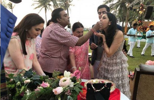 30 जून को होगी आकाश अंबानी और श्लोका की सगाई, यहां देखें डिजिटल कार्ड की तस्वीरें