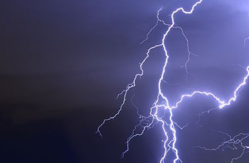 दर्दनाक हादसा : खेत में काम करते समय बारिश से बचने लिया पेड़ का सहारा, मां और दो बेटों की गाज गिरने से मौत