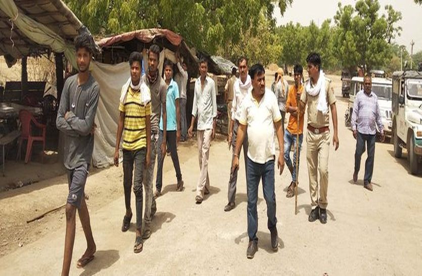 अतिक्रमण हटवाते प्रशासनिक अधिकारी।