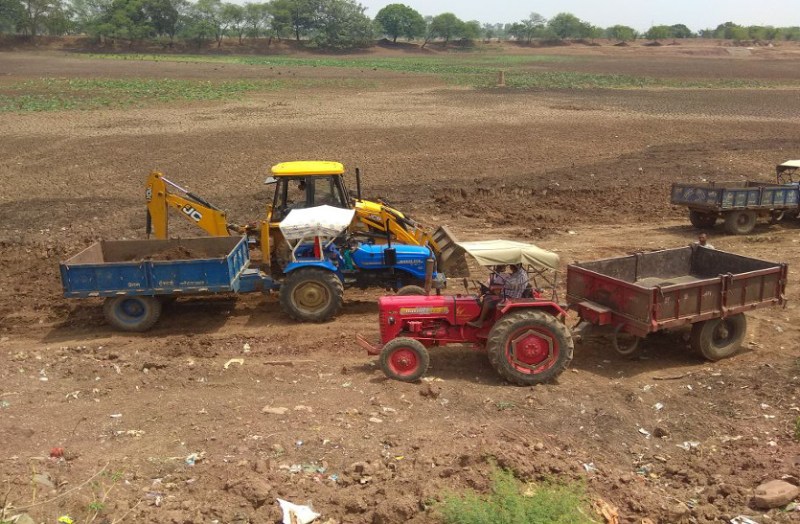 CG Public Opinion : इतने बड़े तालाब की सफाई के लिए सिर्फ एक जेसीबी, पढि़ए क्या कह रहे लोग