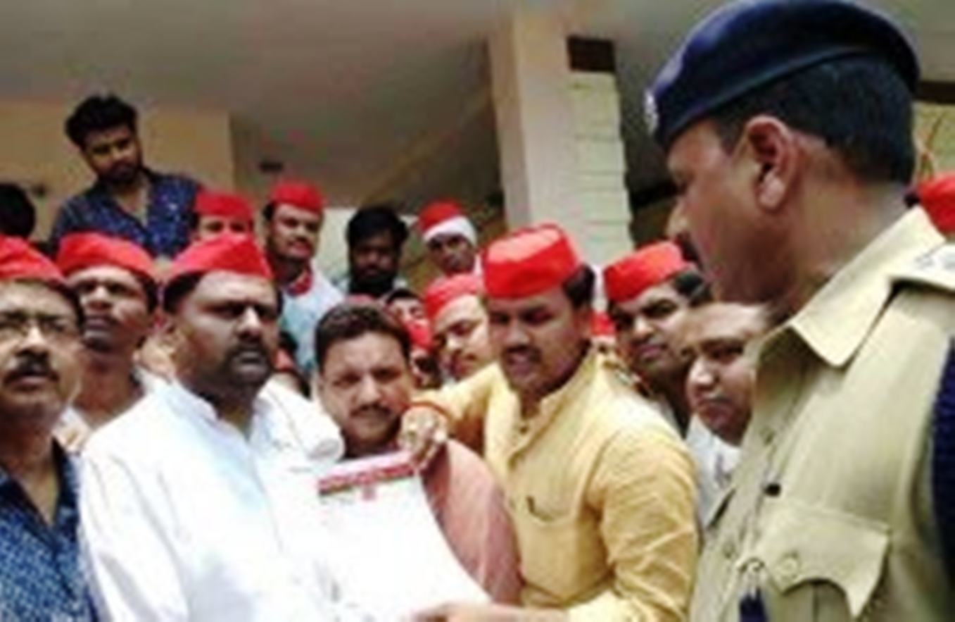 police intern to samajwadi party workers during cm yogi kanpur visit