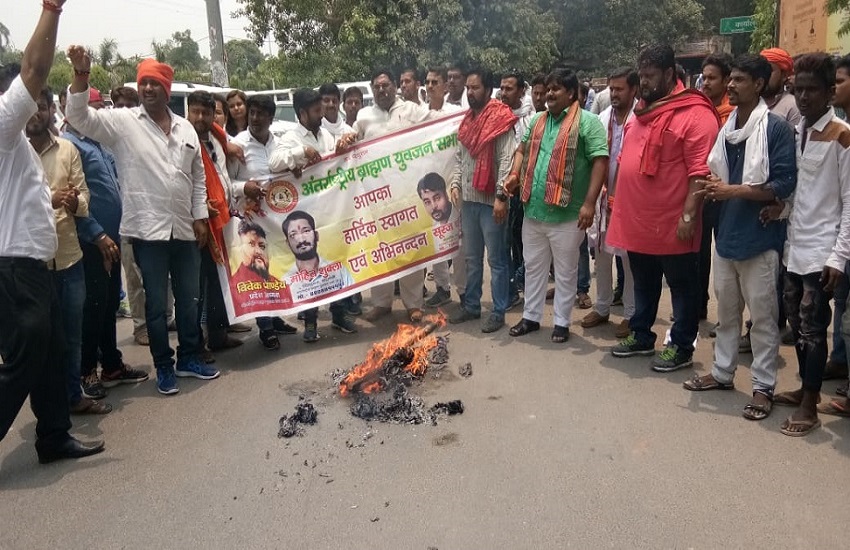 सेना की शहादत पर भड़के कार्यकर्ताओं ने फूंका पाकिस्तान का पुतला, कहा पड़ोसी देश का नहीं कोई धर्म