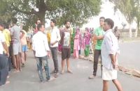 जाम लगाने के लिए डाले गए पत्थर। 