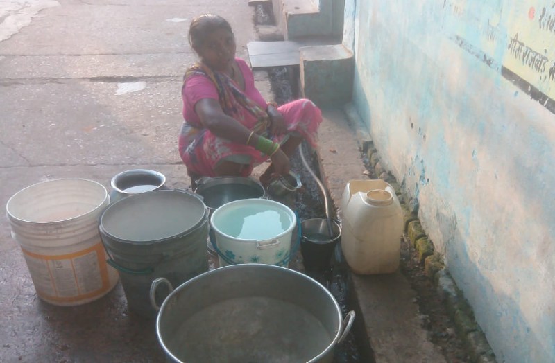 CG Public Opinion : दो साल से नाली में बर्तन रखकर भरते हैं पानी, नल का स्रोत इतना कम कि घर के नलों तक नहीं पहुंचता